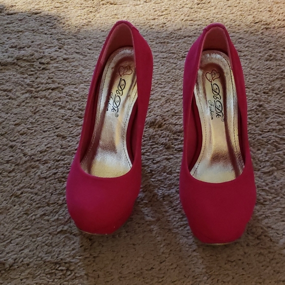 Shoes - Picture 3 of 4